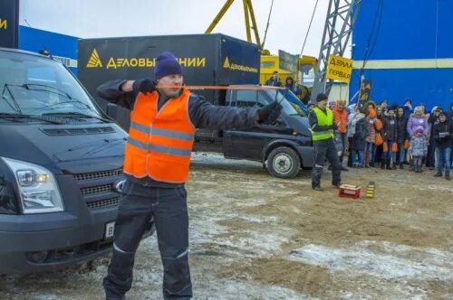 Фура деловые линии. Мерседес актрос фура деловые линии. Деловые линии сотрудники. Деловые линии категория е. Водитель деловые линии спб.