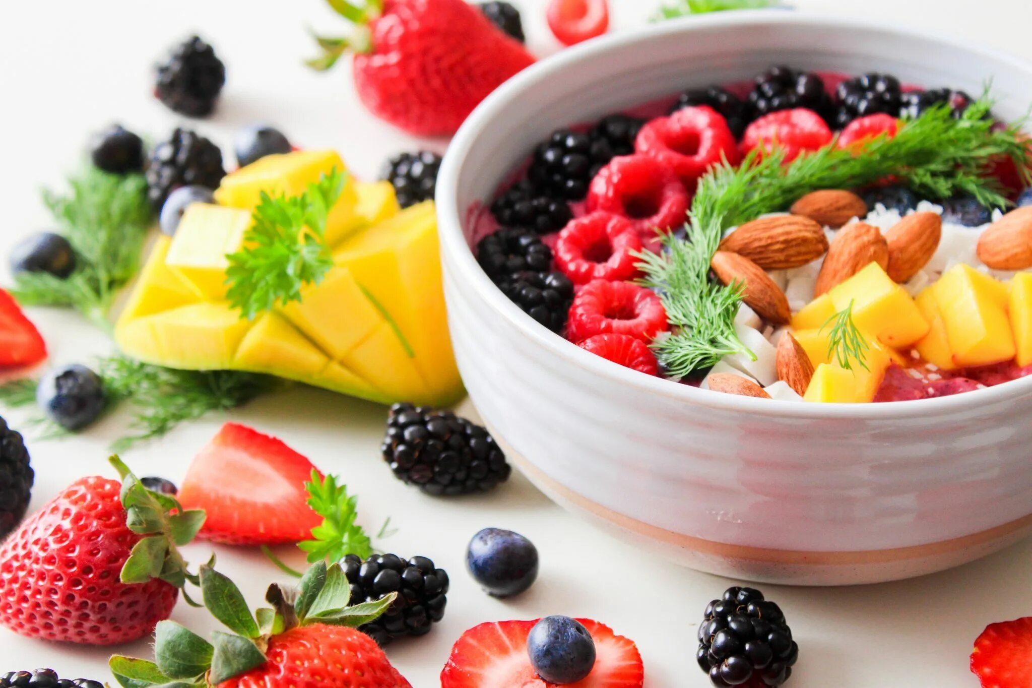 Keep a diet. Еда фрукты. Фрукты и ягоды. Фрукты на завтрак. Диетическое питание.