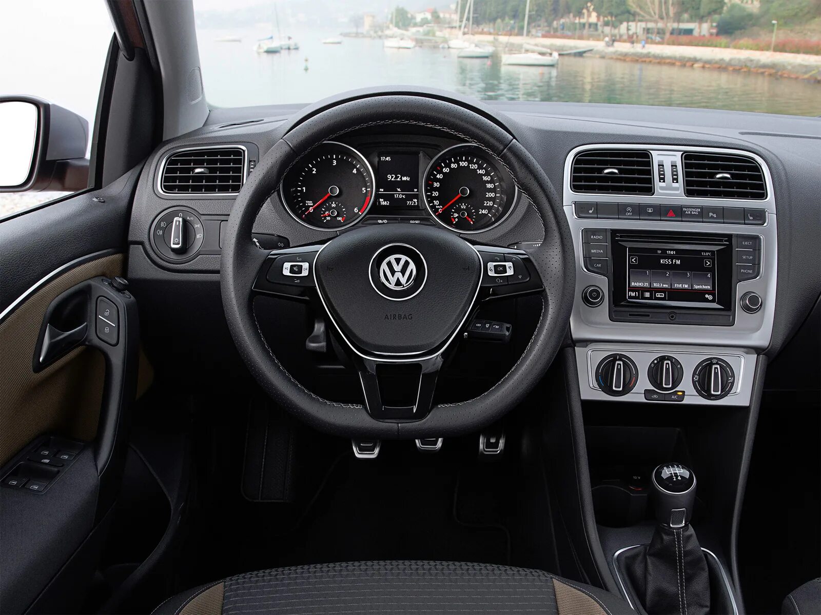 Поло интерьер. Volkswagen Polo 2014 года панель. Volkswagen Polo 5 салон. VW Polo 2014 салон. Volkswagen Cross Polo салон.