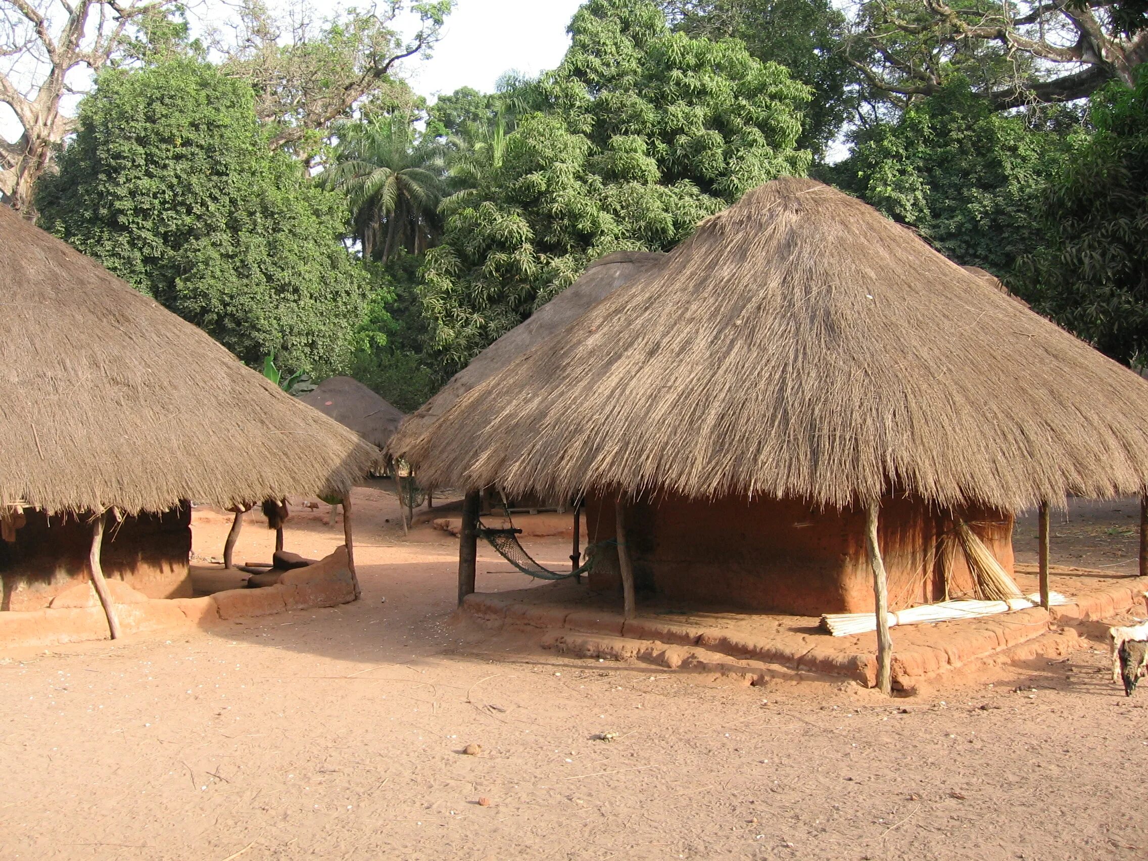 Люди живущие в экваториальном климате. Фульбе Гвинея Бисау. Архипелаг Бижагош Гвинея Бисау. Гвинея Хижина. Гвинея Бисау деревня.