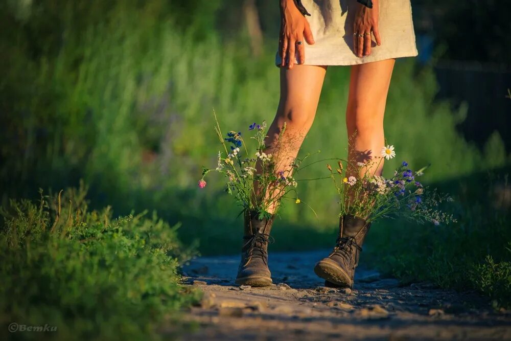 Добрый по натуре. Ноги на траве. Босые ноги на траве. Женственная фотосессия на природе.