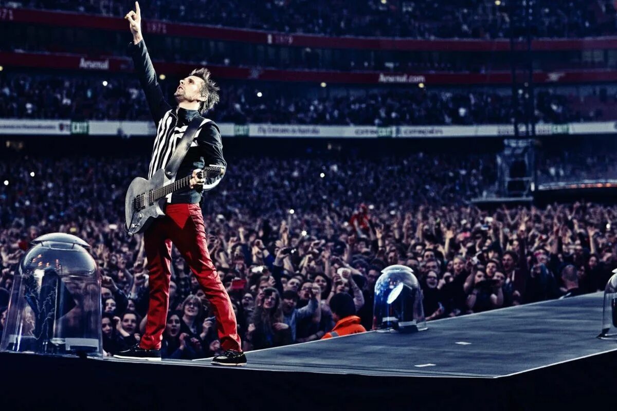 Muse world tour 2022. Толпа на концерте. Ездить концерт. Ездить концерт. Группа на сцене.