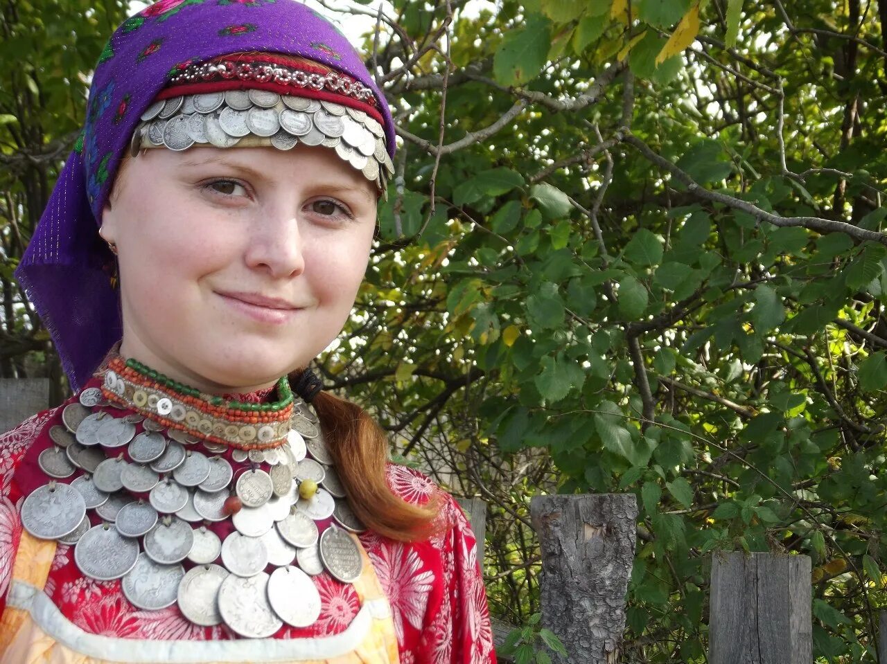 Удмуртская девушка в национальном костюме. Красивые удмуртки. Удмурты вотяки. Монисто чувашский костюм. Красивые удмуртские женщины.