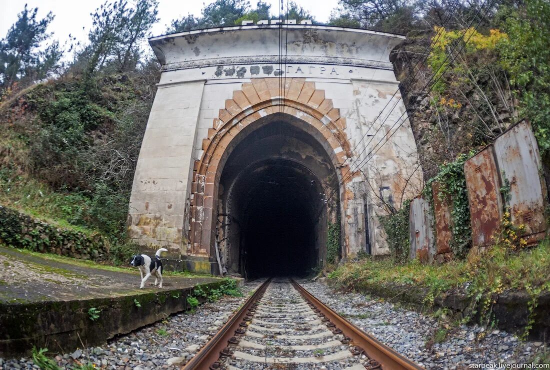 Москва новый афон жд. Железнодорожный тоннель Гагра. Новый Афон Железнодорожный тоннель. Туннели в Гаграх Абхазия. Заброшенный Железнодорожный тоннель Гагра.
