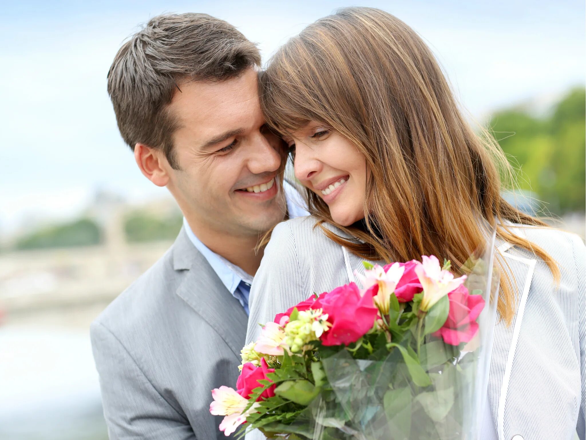 Молодые супруги. Мужчина дарит цветы женщине. Парень дарит девушке цветы. Девушке дарят цветы. Мужчина и женщина цветы.
