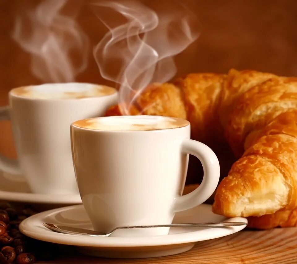 Доброе утро картинки кофе. Кофе и круассан. Горячий чай. Открытки с добрым утром с кофе. Горячий кофе.
