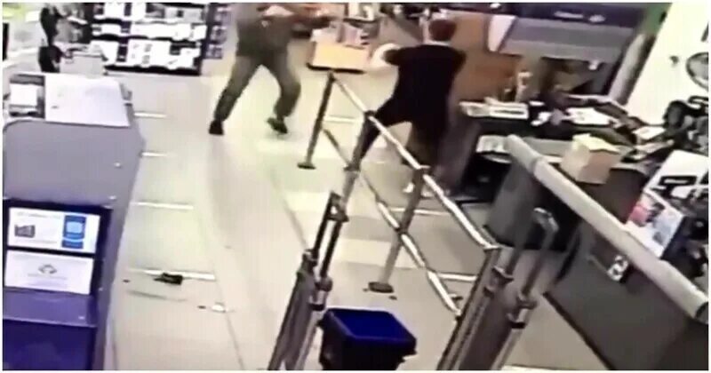 Нападение на охранника. Напал на охранника магазина. Охранник избил подростка в ТЦ. Нападение на сторожа в Ессентуках. Человек нападает на охранника.