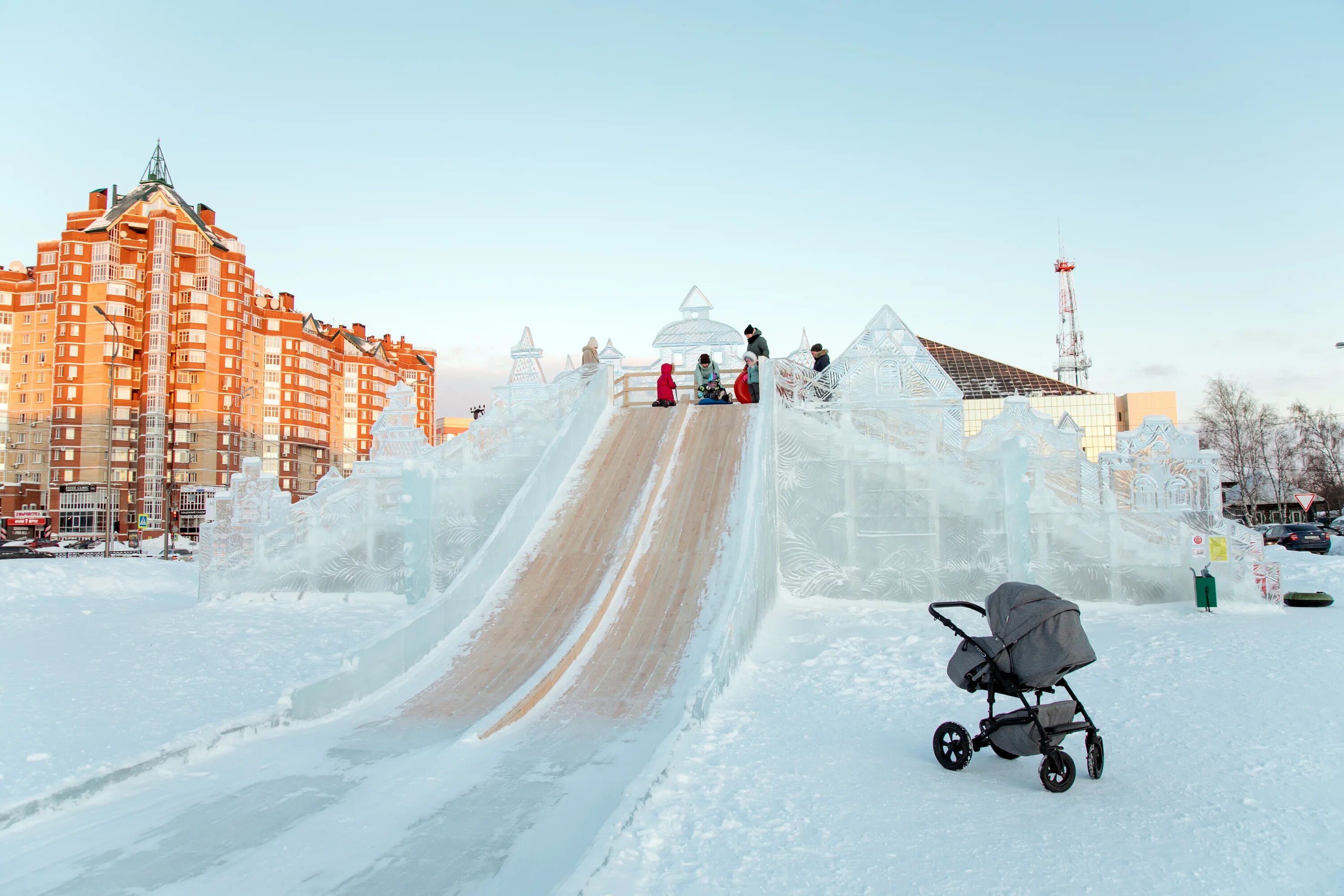 Городок нижневартовск. Ледовый городок Нижневартовск 2022. Горки в Сургуте 2022. Каток в Сургуте 2022. Ледяной городок Сургут 2022.