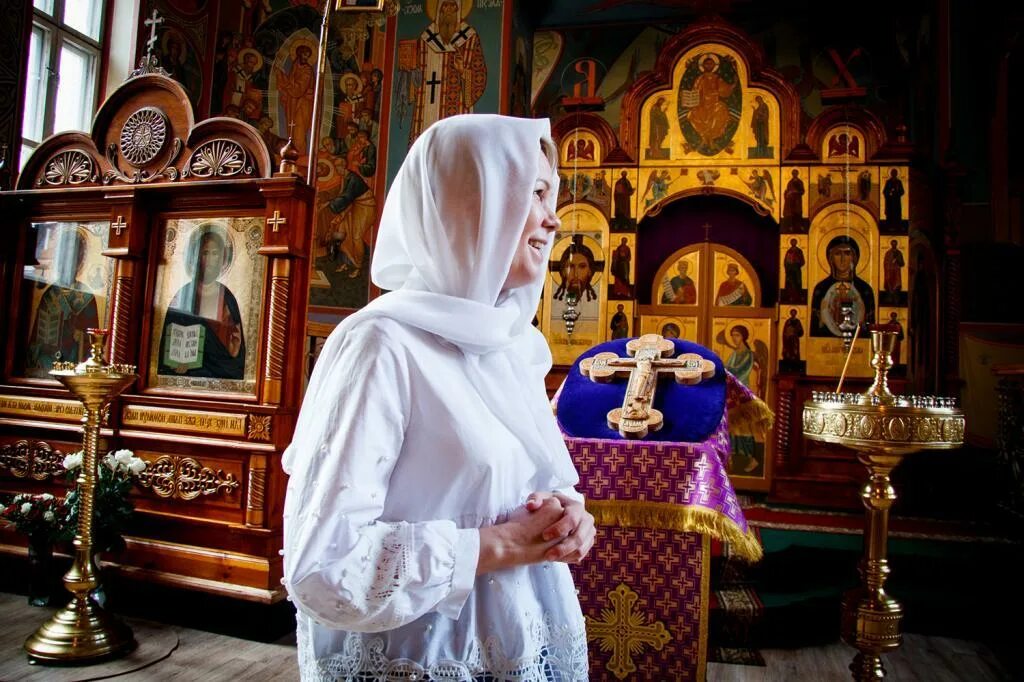 Православная женщина. Женщина в храме. Женщина священник православная. Православная женщина в храме. Жена бывшего священника