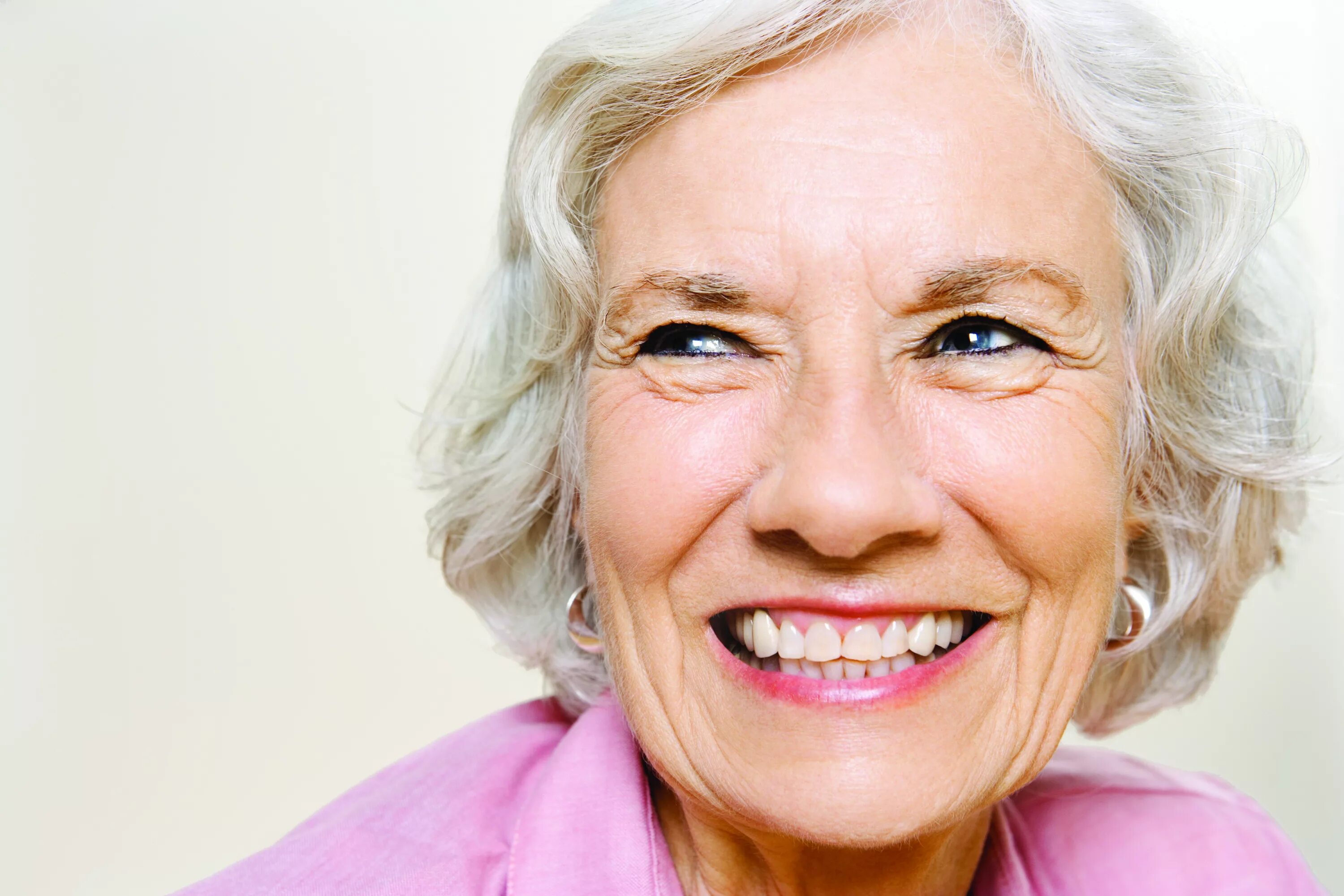 Бабушка улыбается. Улыбка пожилой женщины. Старушка улыбается. Пожилая женщина с красивыми зубами.