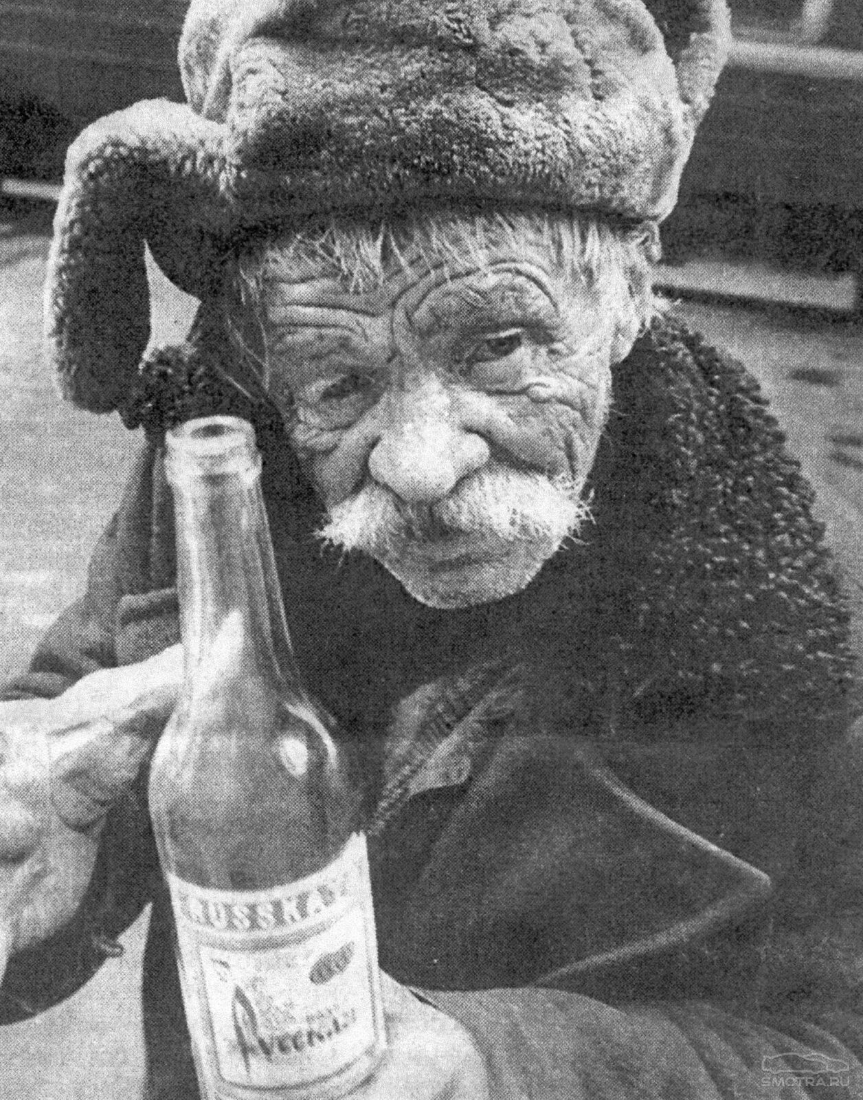 Старик долго и жадно пьет