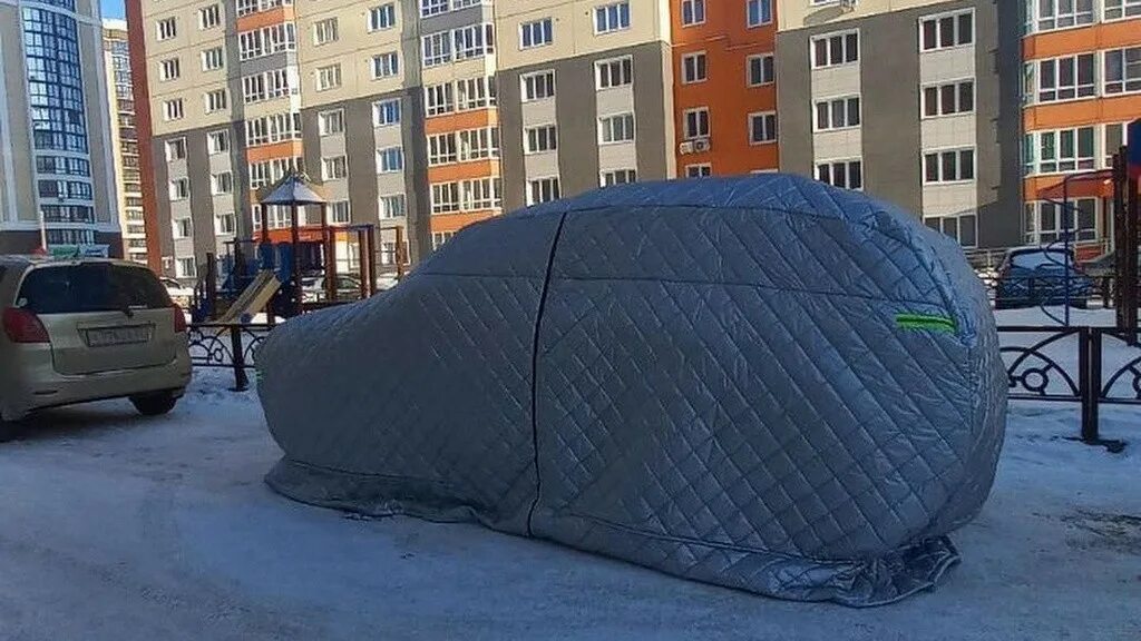 Плотный зимний. Портативный гараж. Специальный тент на автомобиль зимний. Теплый тент гараж на автомобиль. Барнаул 2022.
