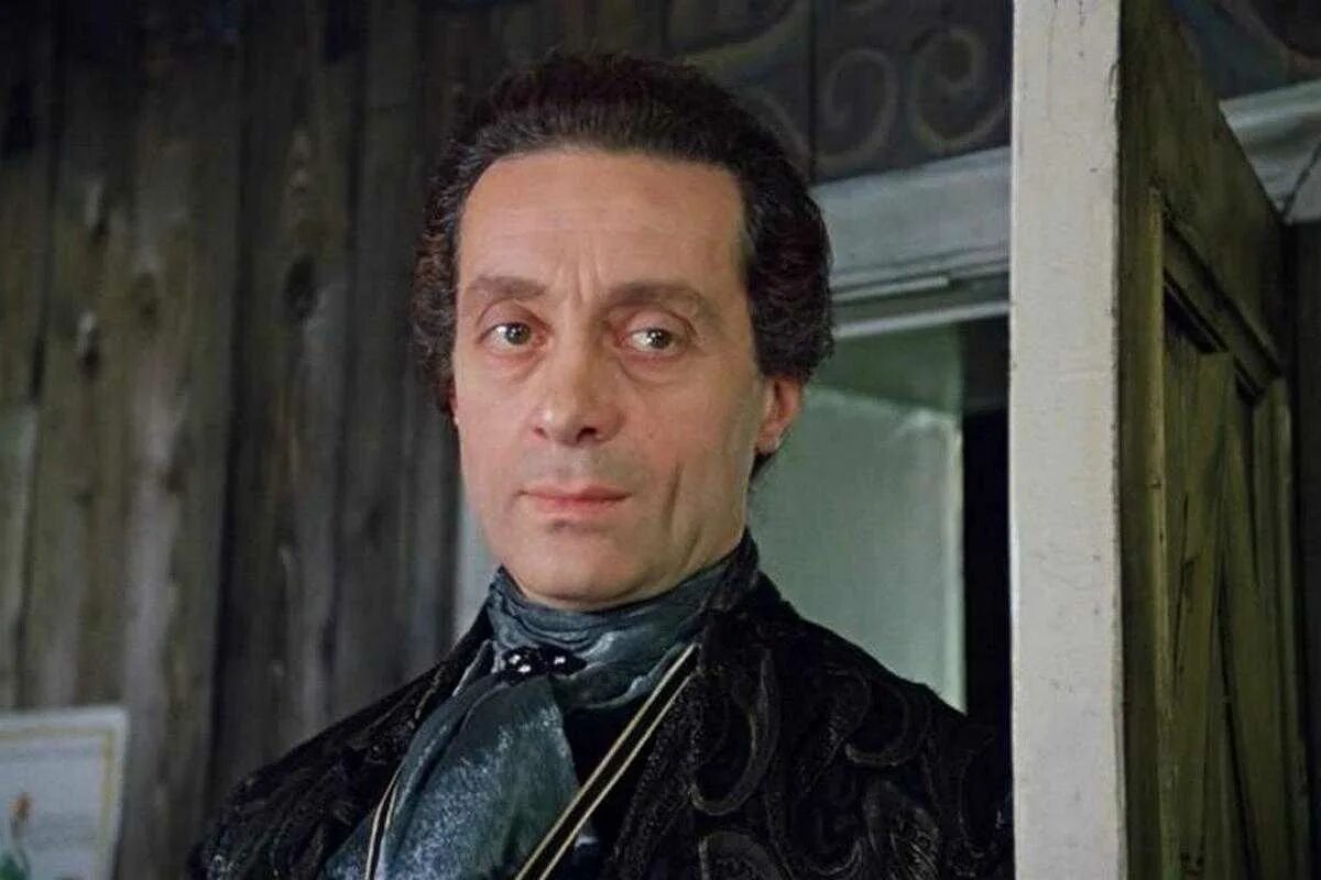 Саруман актер кристофер ли. Граф калиостро. Актер сыгравший графа. Аарон тейлор-джонсон вронский. Luke evans.