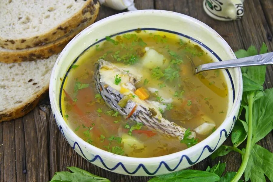 Какую зелень добавляют в уху. Ухаха. Какую зелень добавляют в уху. Зеленый лук в уху. Уха в котелке.