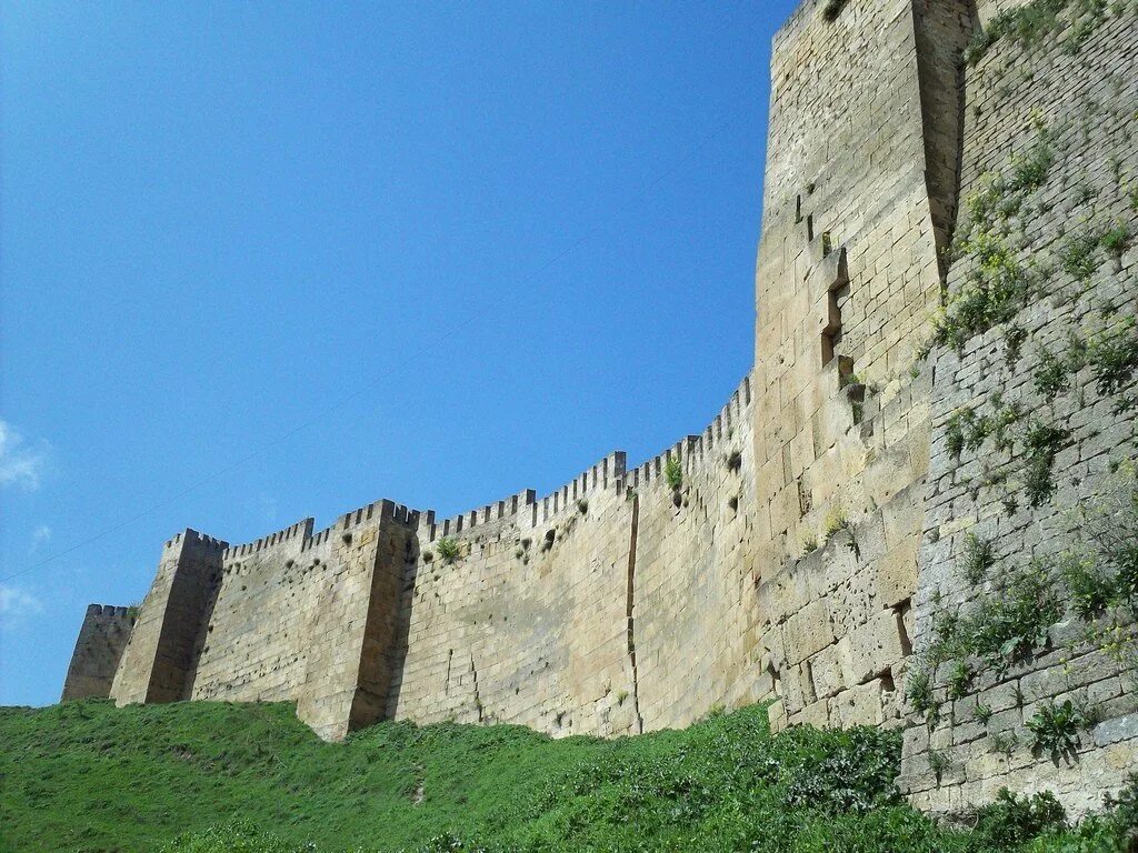 Дербентская крепость достопримечательности дербента. Каспий дербент нарын-кала. Дербент памятники культуры. Крепость нарын-кала в дербенте. Стелла дербента у крепости.