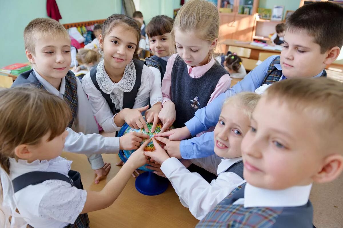 Устроить ребенка в школу в москве. Дети в школе. Класс с учениками. Школьники начальных классов. Младшие школьники в школе.