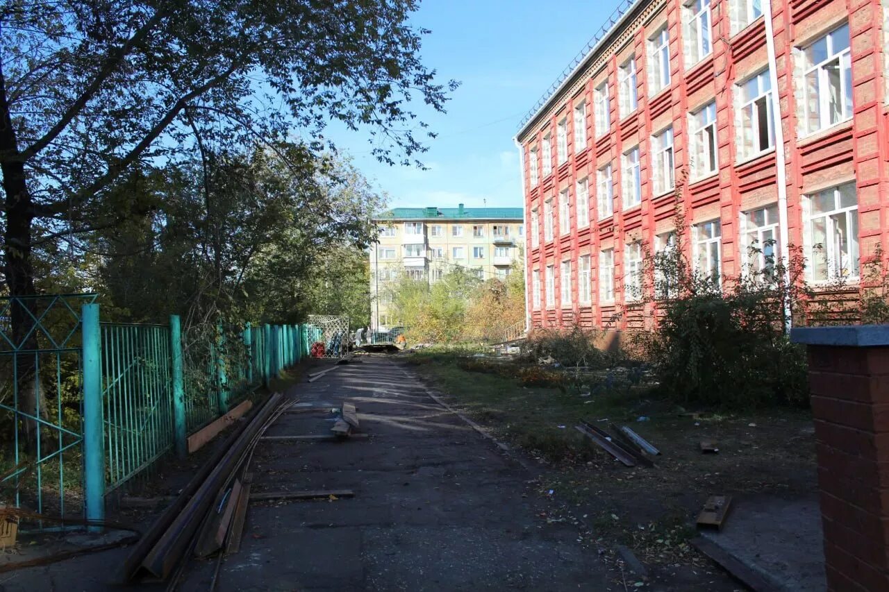 В Омске ищут подрядчика для ремонта двух старейших школ - KP.RU