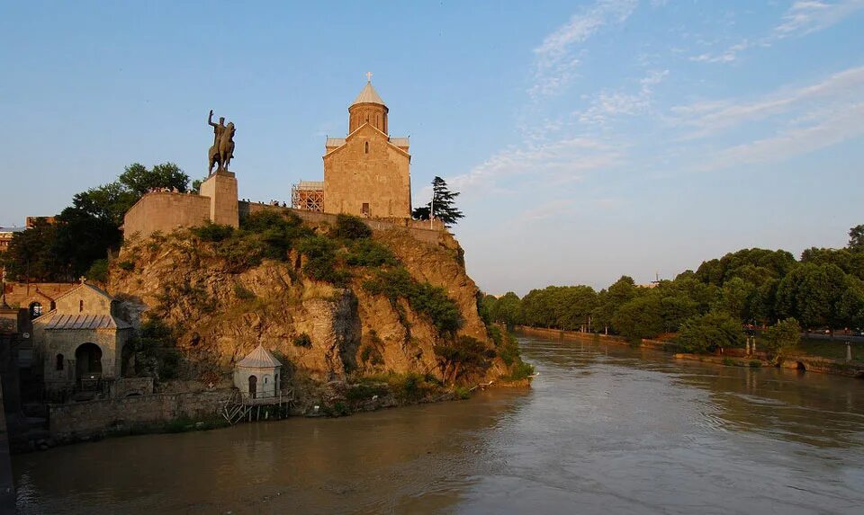 Храм метехи тбилиси. Крепость метехи. Метехи тбилиси. Sandali metekhi by old tbilisi hospitality. Мост метехи в тбилиси.