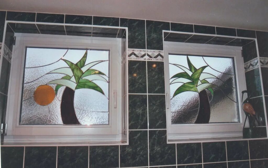 Зачем делали окно между ванной. Окно между ванной и кухней. Окно между ванной и кухней в хрущевке. Окно в ванную комнату в хрущевке. Декор окна между ванной и кухней.
