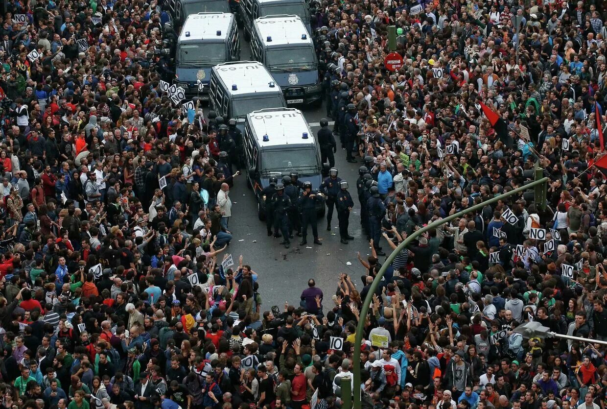 Волнение толпы. Волнение толпы. Стихийная толпа. Волнение толпы. Волнение толпы.