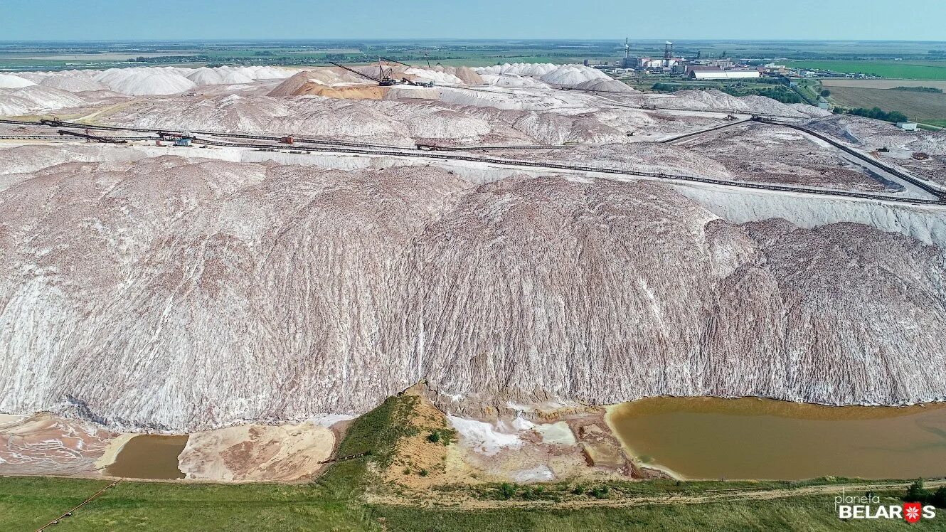 Калийные горы солигорска. Калийные горы солигорска. Солигорск солеотвалы. Калийные горы солигорска. Солигорские терриконы беларусь.