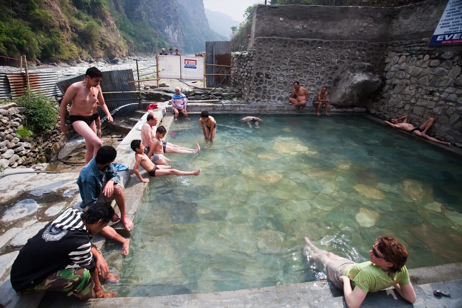Man hot spring travel. Татопани непал. tatopani hot springs. татопани горячие источники. горячие источники непал.