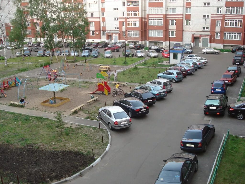 Парковка во дворе многоквартирного дома. Покажи свой двор. Недостаток парковочных мест. Украшение территории сада. Покажи свой двор.