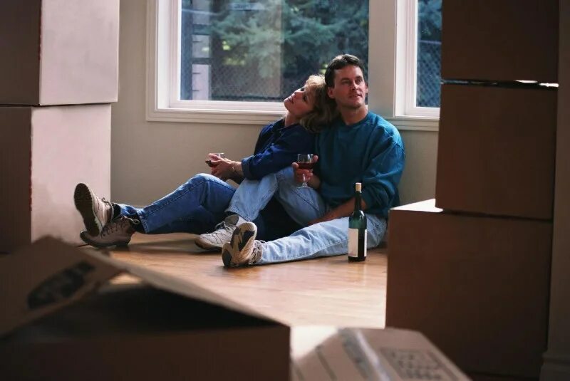 агентство недвижимости этажи реклама. подруга уезжает в другой город. уехать за границу. женщина сидит на чемодане. переехали в новую квартиру прикол.