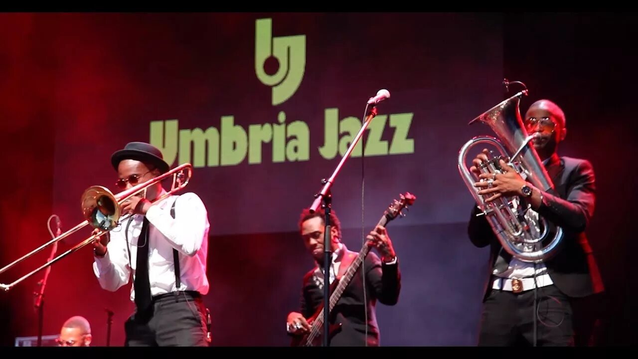 De jazzed. Фестиваль джаза в Умбрии. Фестиваль Умбрия джаз Umbria Jazz Festival эибела. Джазовый фестиваль ЮАР. Кейптаунский джазовый фестиваль.