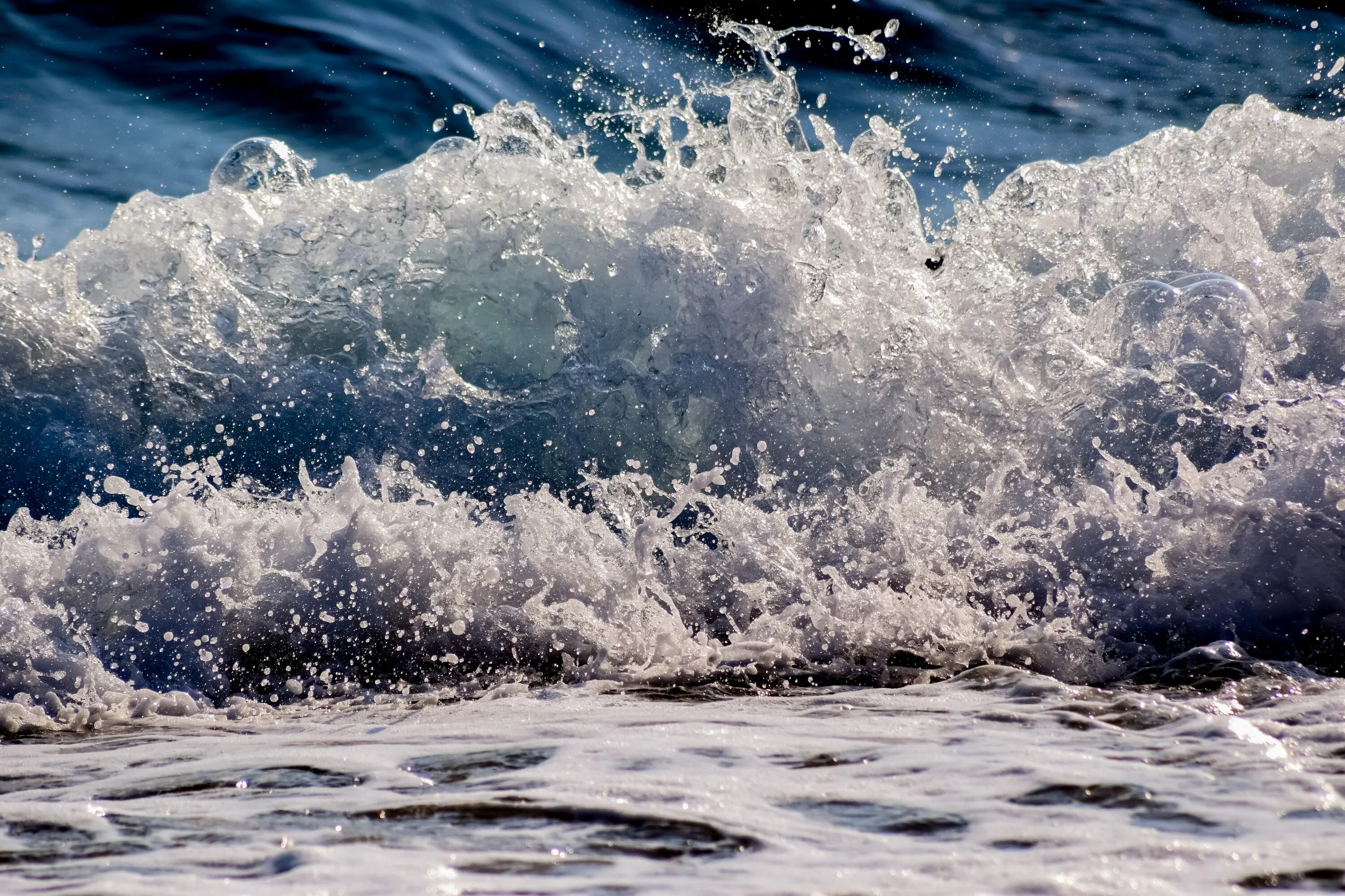 Волны волны плещутся волны песня. Море, волны. Морская вода. Брызги волн. Волны на воде.