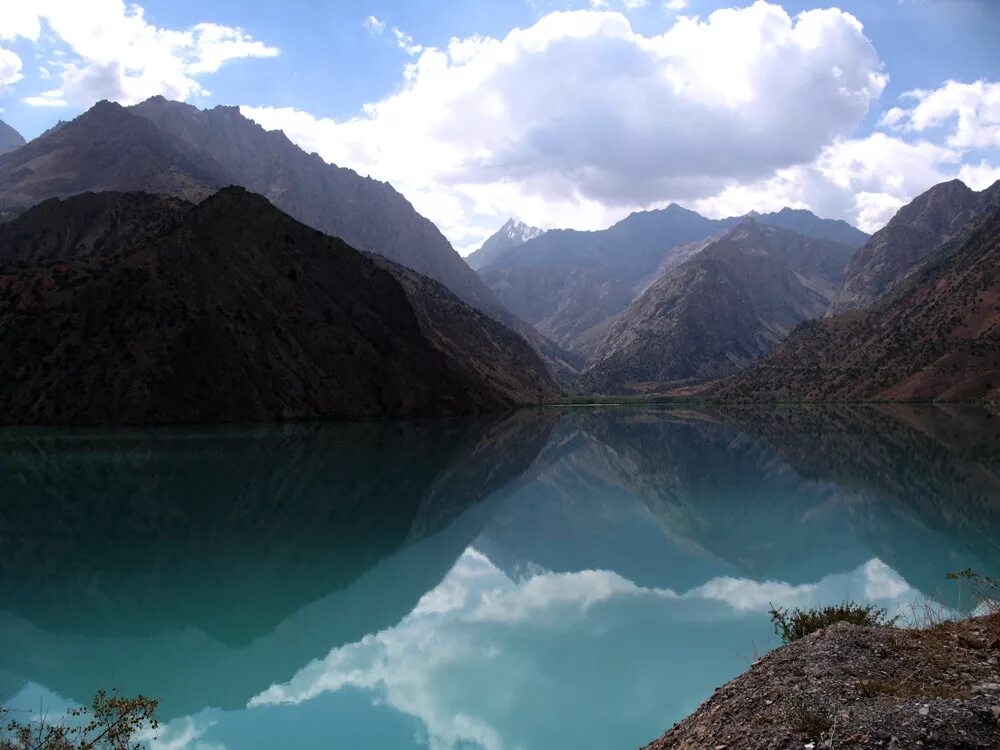 Озеро сарез в таджикистане. Кули метр. Кули сарез в таджикистане. Река зарафшан в узбекистане. Озера сарез в памире.