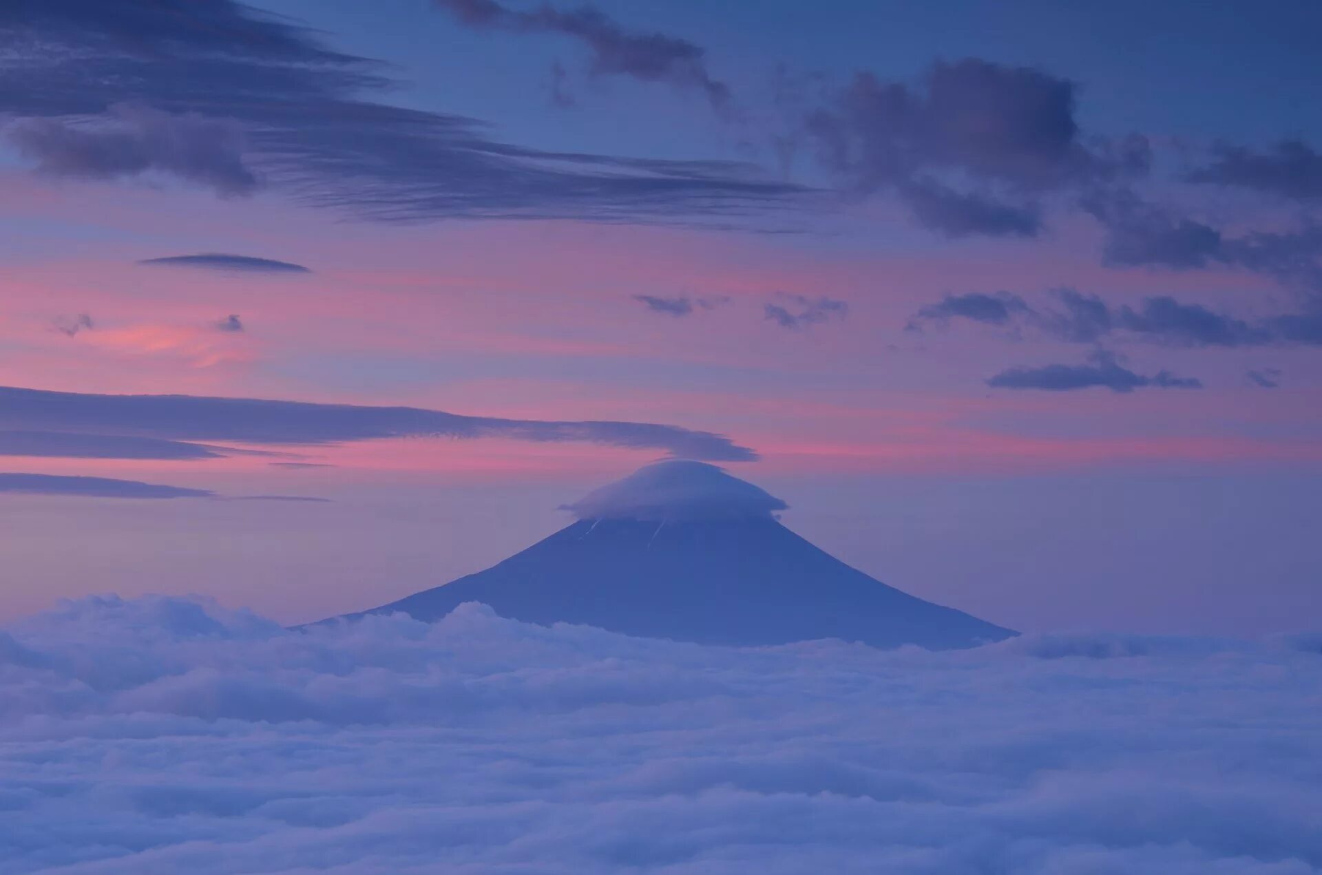 Гора розовое облако. Вулкан Фудзияма. Фудзияма вулкан в 4 к. Фудзияма Священная гора в Японии. Япония Эстетика Фудзияма.