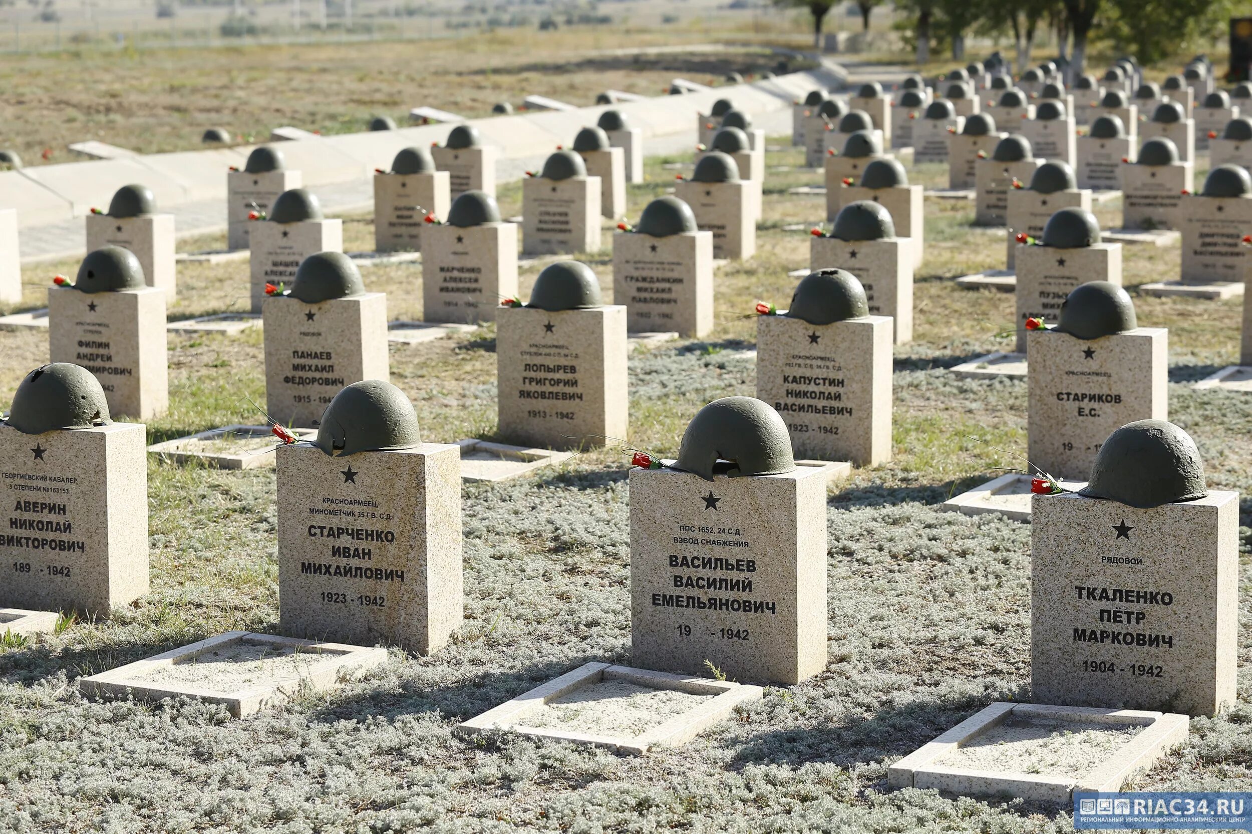 Памятные кладбища. Волгоградская область военно-мемориальное кладбище Россошки. Немецкое кладбище в Россошках Волгоград. Россошки мемориальный комплекс. Россошка мемориал немецкое кладбище.