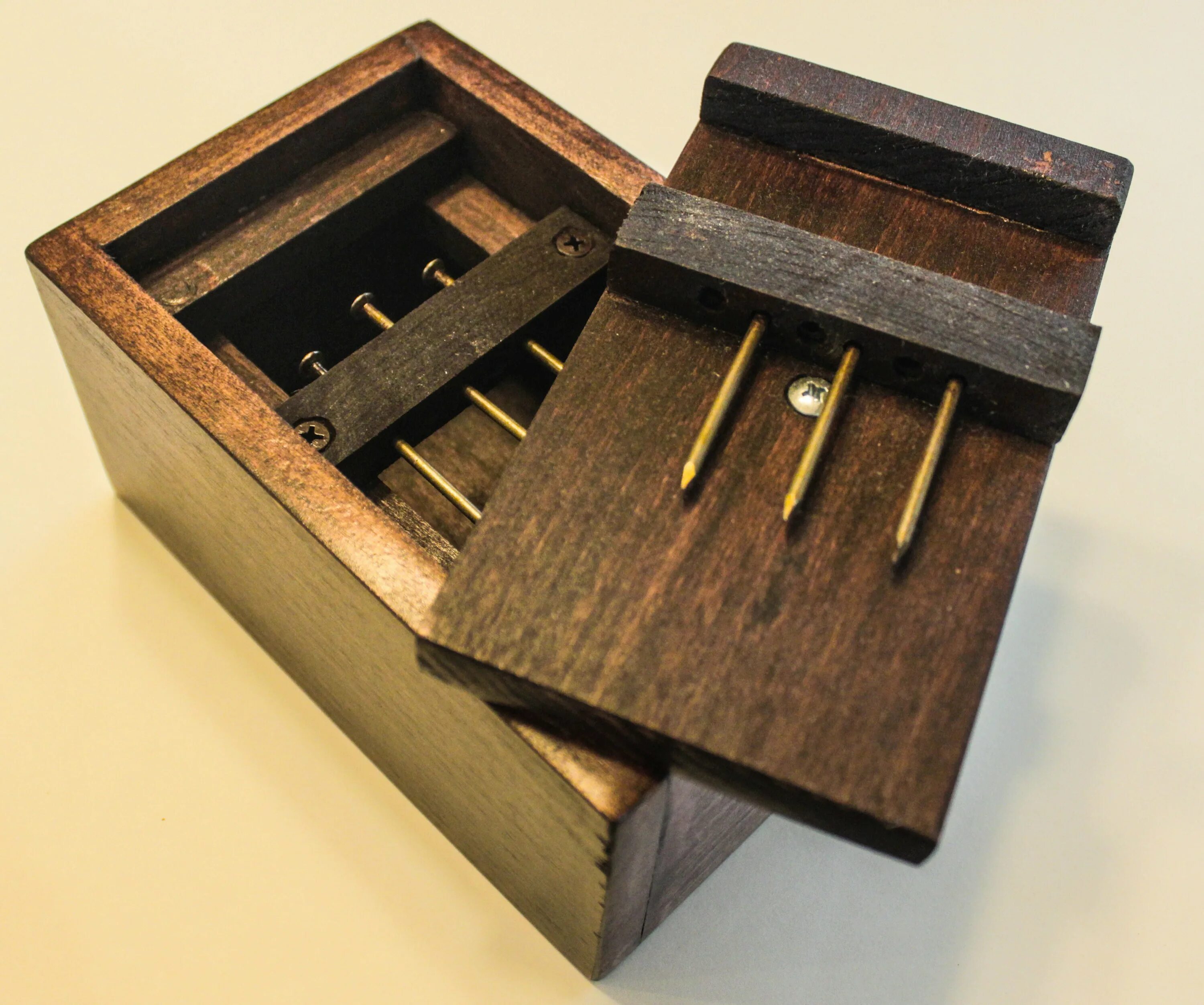 Головоломка boxes. Деревянный ящик с секретом. Деревянная коробочка с секретом. Головоломки деревянные коробки. Деревянная шкатулка головоломка.