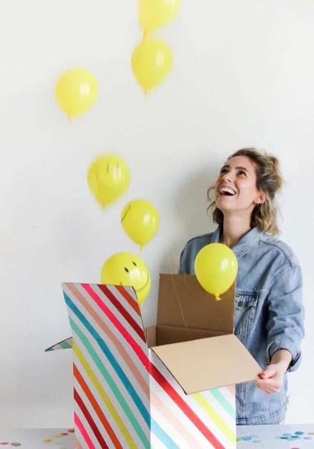 Вручение букета. Неожиданный сюрприз. Неожиданно удивить. Сюрприз на природе. Эштон кутчер 2023.