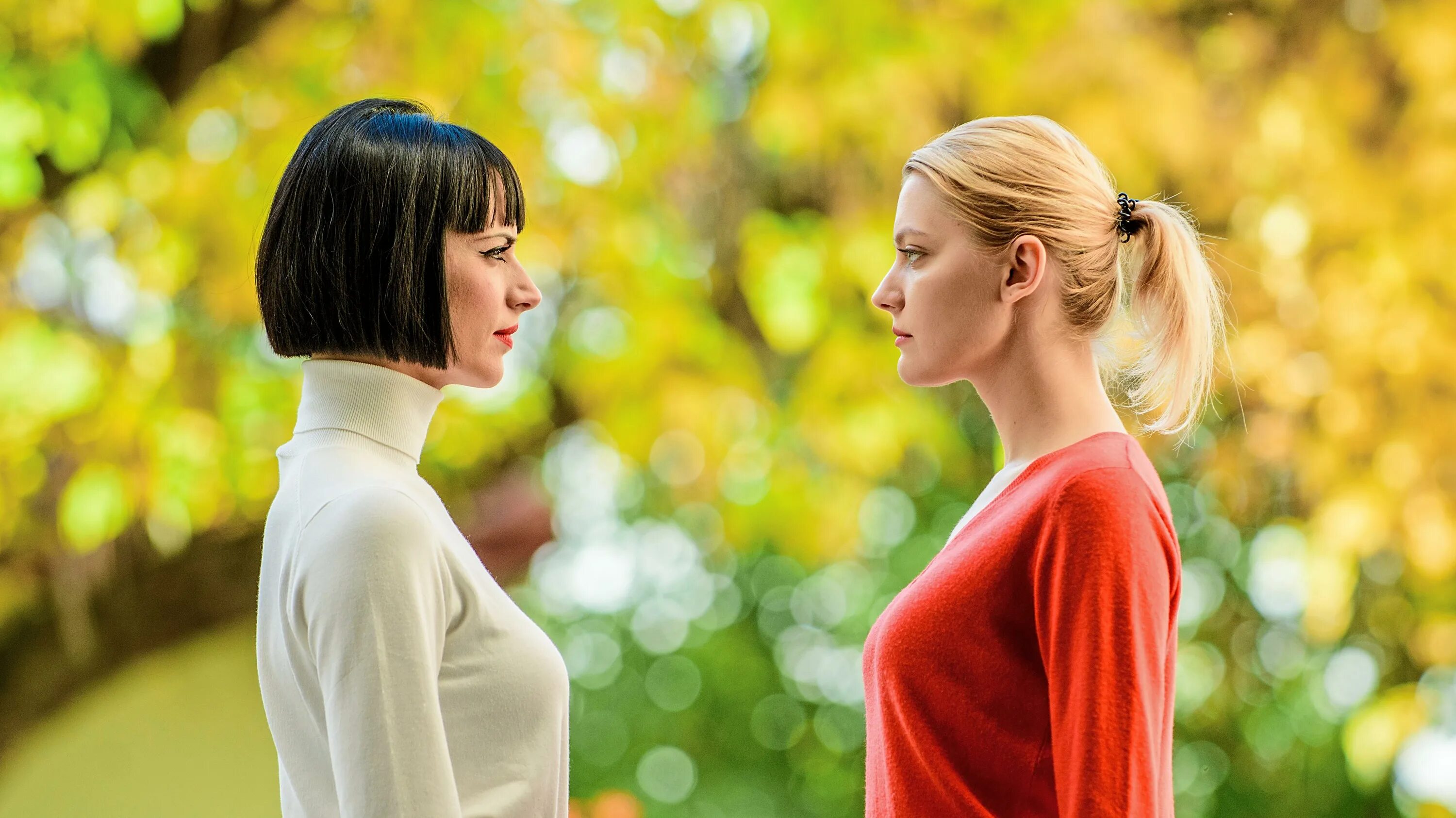 Почему девушки смотрят на других девушек. Отношения с подругами. Человек обернулся. Мужчина оборачивается. Парень оглядывается.