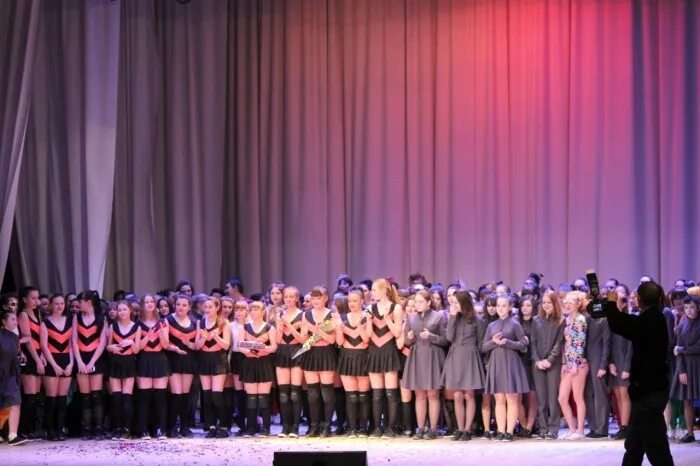 Оренбургские пчелки участницы. Танец пчел оренбург. Оренбургские пчёлки танец. Пчелки тверк оренбург винни пух. Скандальный тверкинг-танец пчёлки и винни пух.