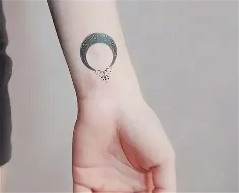 лунница макошь тату. тату месяц маленькая. тату на запястье. маленькие тату. лунница тату на руке.