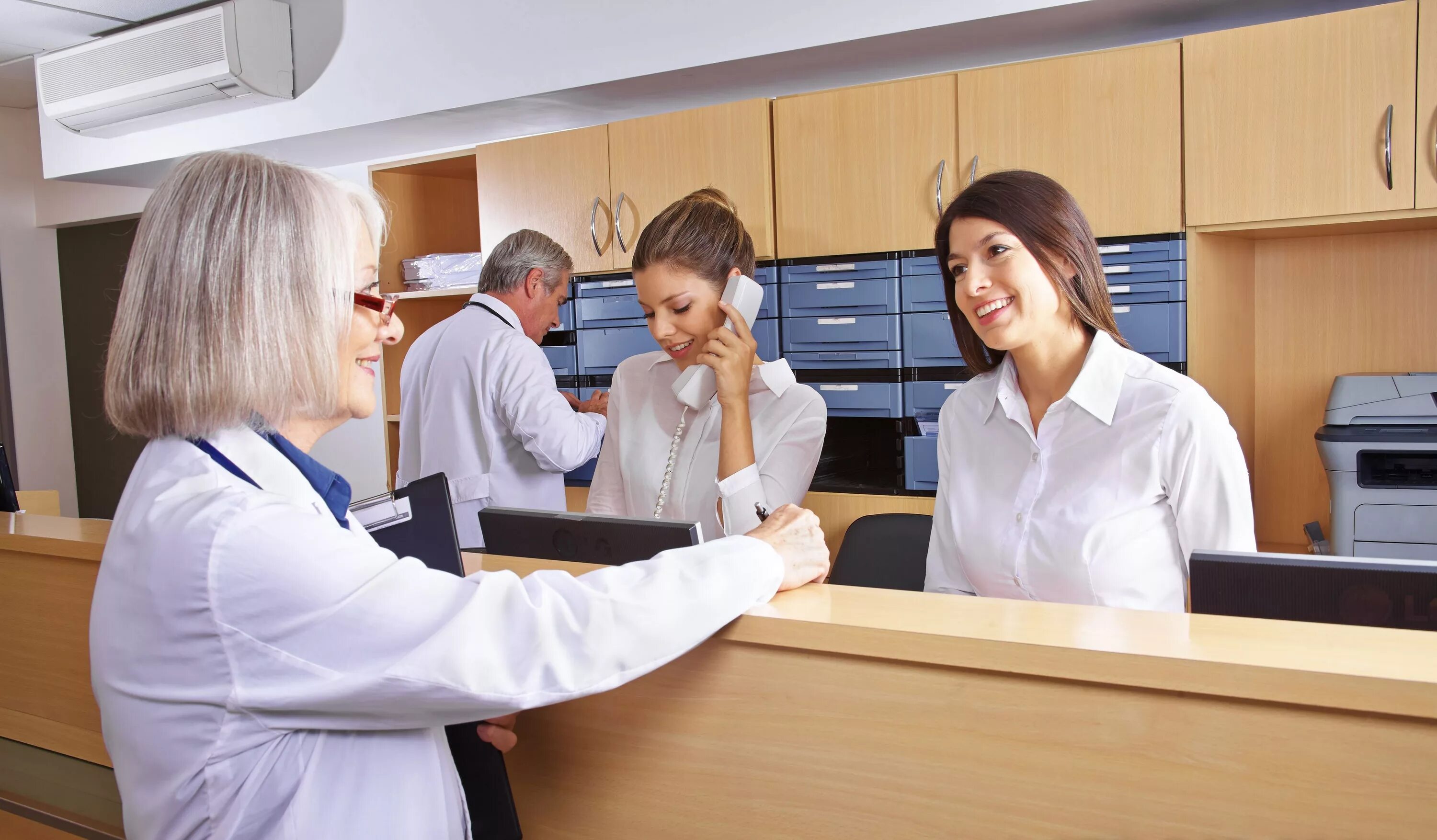 Прием посетителей в офисе. Обслуживание в поликлинике. Администратор клиники. Девушка врач. Обслуживание в поликлинике.