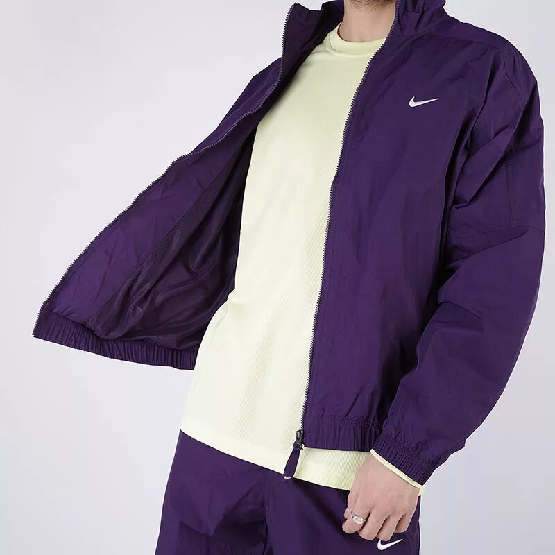 Мужская фиолетовая куртка. Фиолетовая куртка найк лост. Ветровка найк фиолетовая мужская. Куртка Nike Purple. Куртка найк фиолетовая.