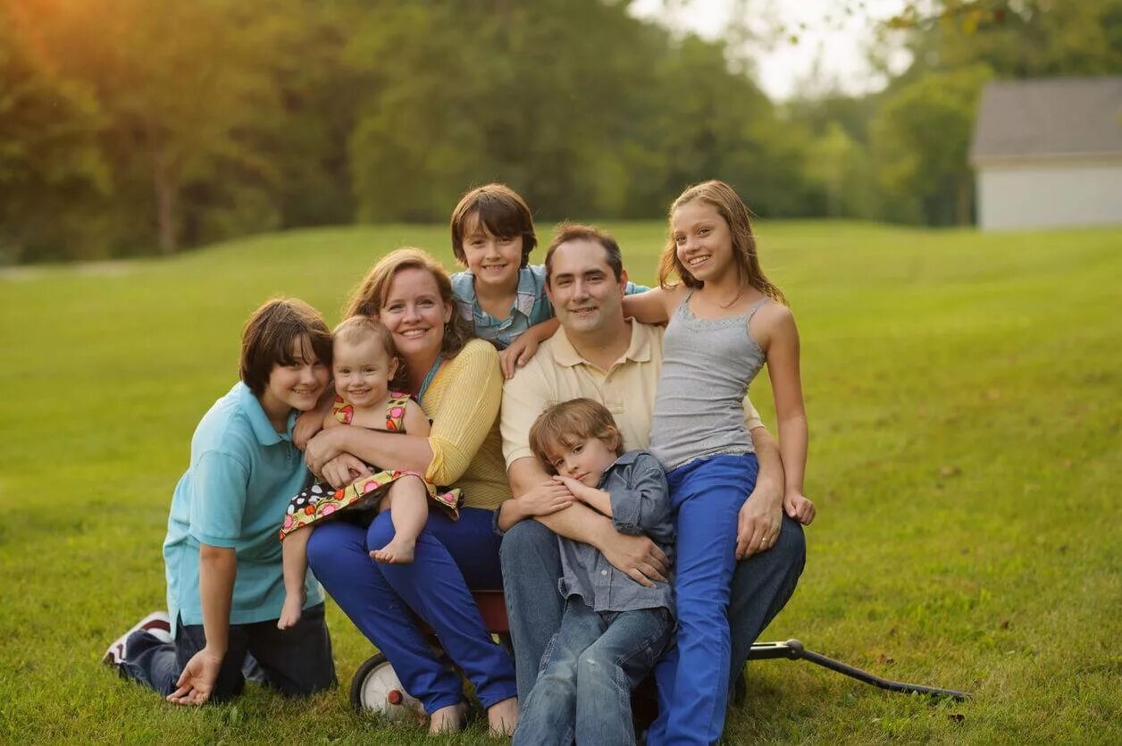 Something family. Счастливая многодетная семья. Большая счастливая семья. Семья с пятью детьми. Семья с четырьмя детьми.