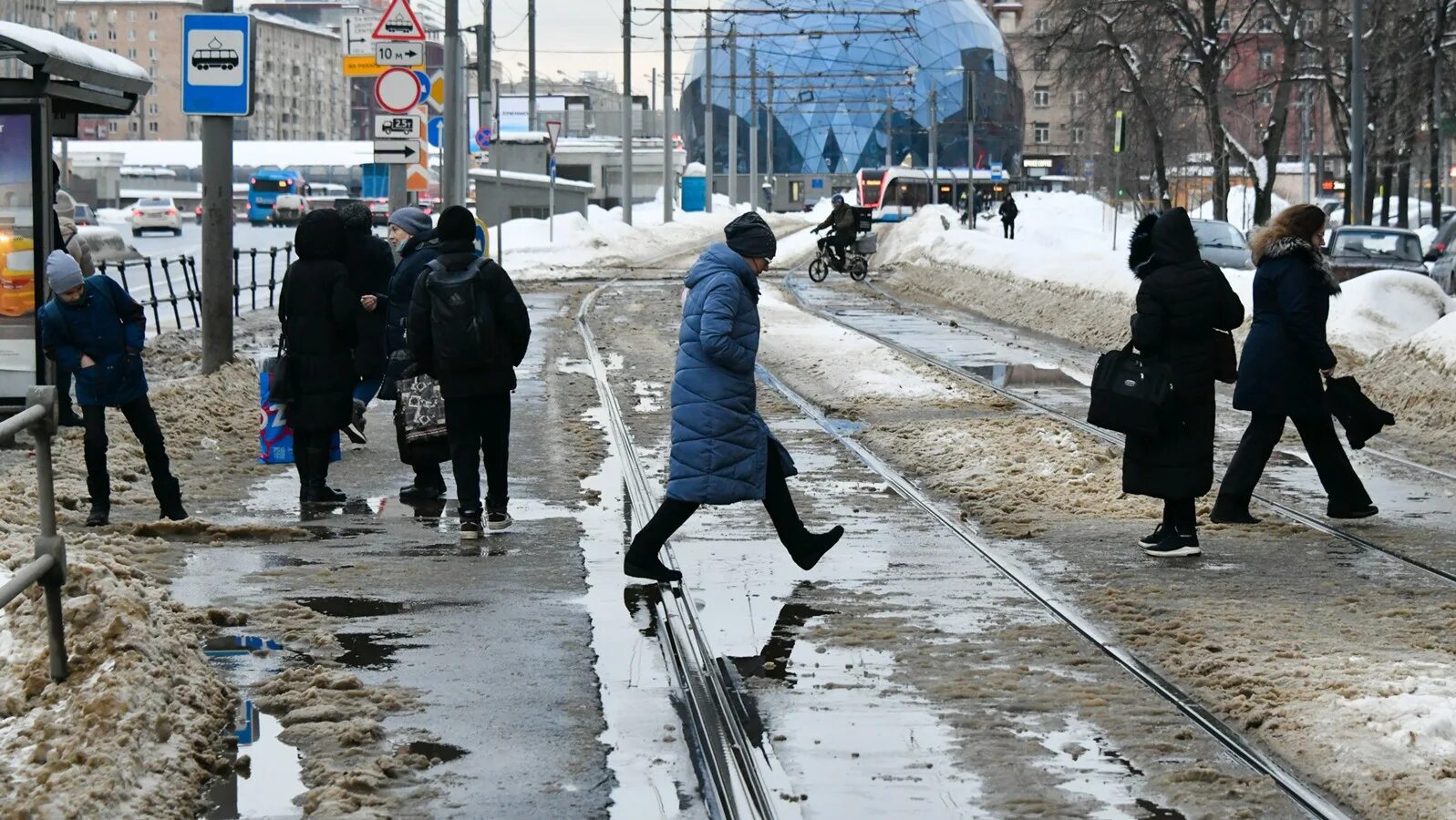 Потепление в москве в декабре. Оттепель в Москве. Оттепель в городе. Оттепель зимой в Москве. Снег в Москве.