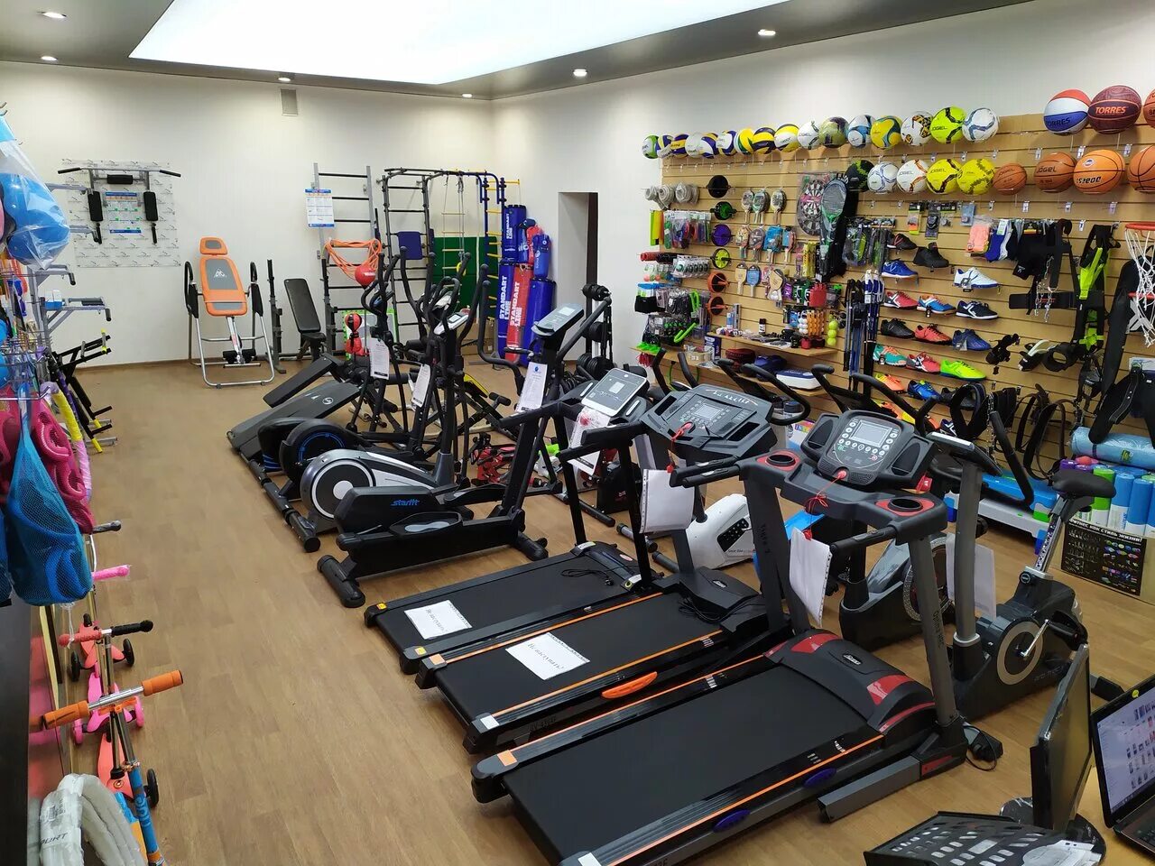 спортивный магазин улица. магазин спортмарафон на сайкина 4. спортивный магазин улица.