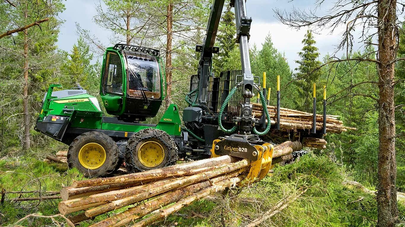 Форвардер обучение. John deere 1010d. john deere лесозаготовительная техника. форвардер john deere. форвардер john deere 1110d.