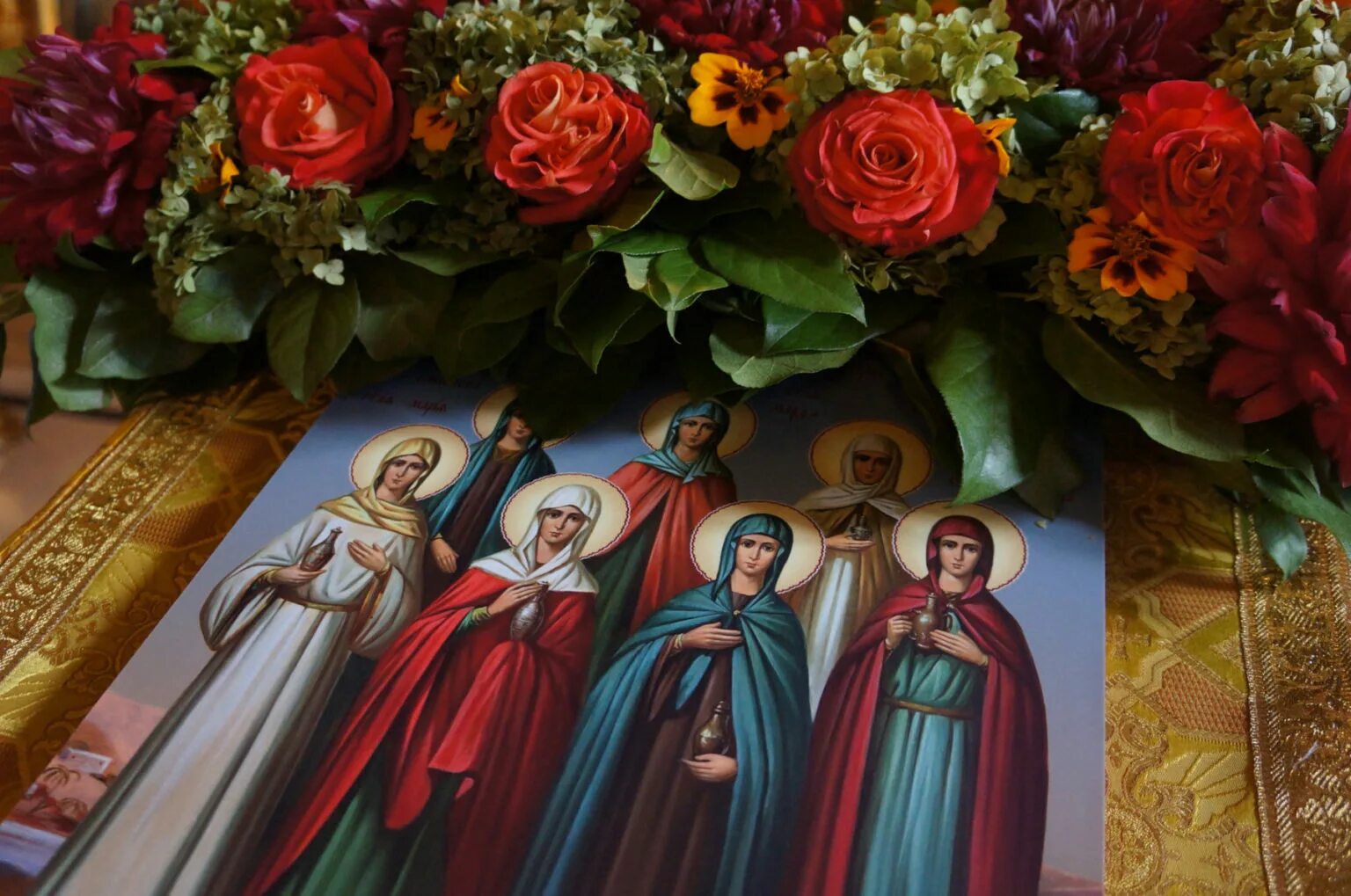 Жен мироносец. Святых жен-мироносиц: мари́и магдалины. праздник жен мироносиц икона. икона святых жен мироносиц. память святых жен-мироносиц икона.