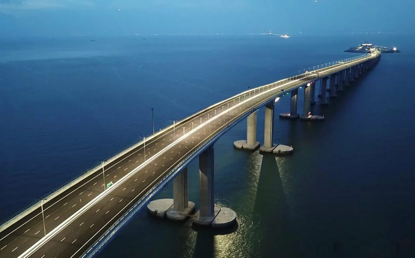 Мост какая система. Мост Гонконг - Чжухай - Макао. Даньян-Куньшаньский виадук Китай. Самый длинный мост в мире Даньян-Куньшаньский виадук. Моск Гонконг Чжухай Макао.