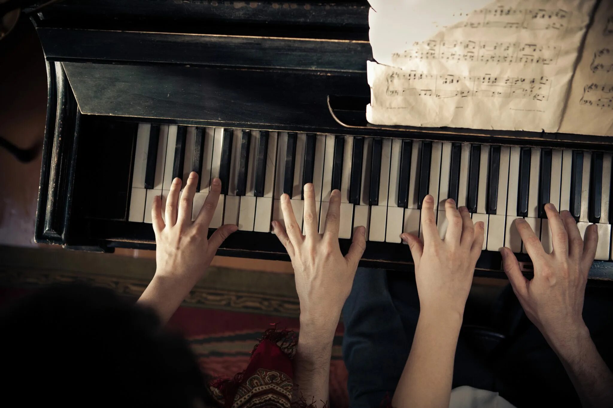 Плохо играет на пианино. Мужчина и женщина пианино. Руки играющие на пианино. Мужчина и женщина играют на пианино. Играем вместе на рояле.
