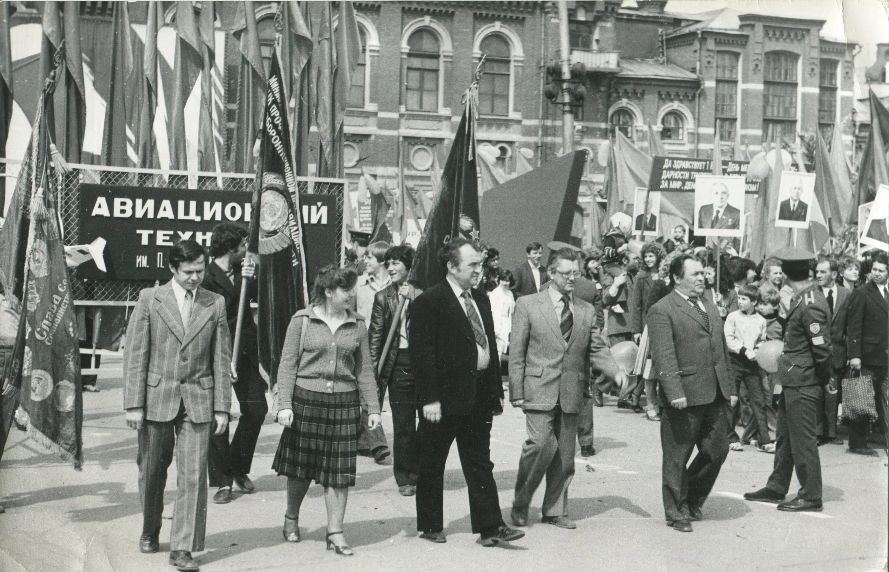 1 мая 70. Город Горький 1 мая. Первомайские демонстрации город Горький. Первомайская демонстрация 1980. Демонстрация 1 мая в СССР.