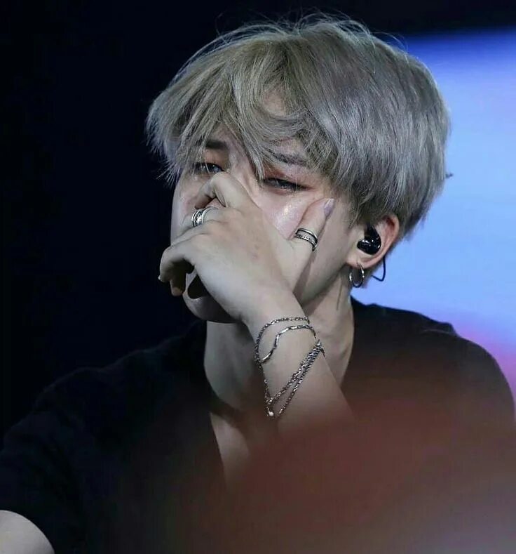 Радость со слезами на глазах день победы. Пак чимин плачет. Победители уимблдона 2023 женщины. Слезы наград. Ветераны плачут.