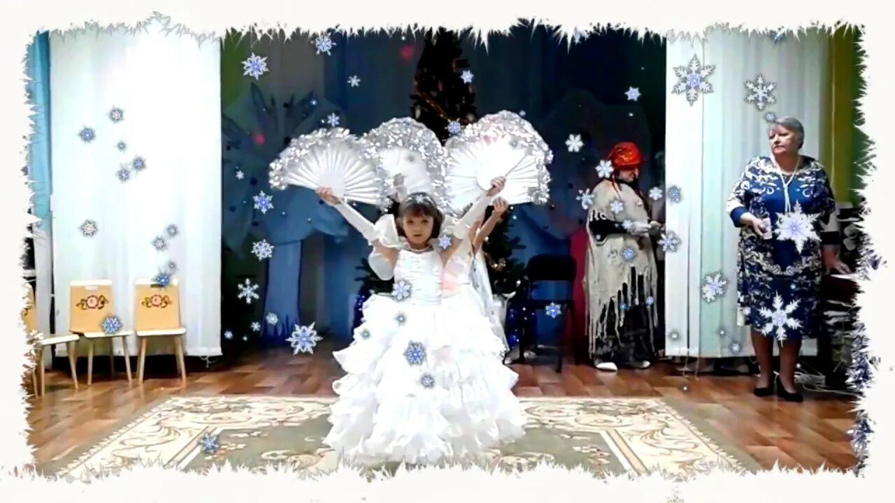 Атрибуты для танца снежинок. Танец снежинок с веерами. Атрибуты для новогодних танцев в детском саду. Атрибуты для танца снежинок в детском саду. Танец со звездами в детском саду